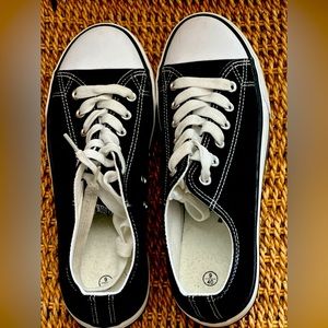 Fabric Type
Canvas
Sole Material